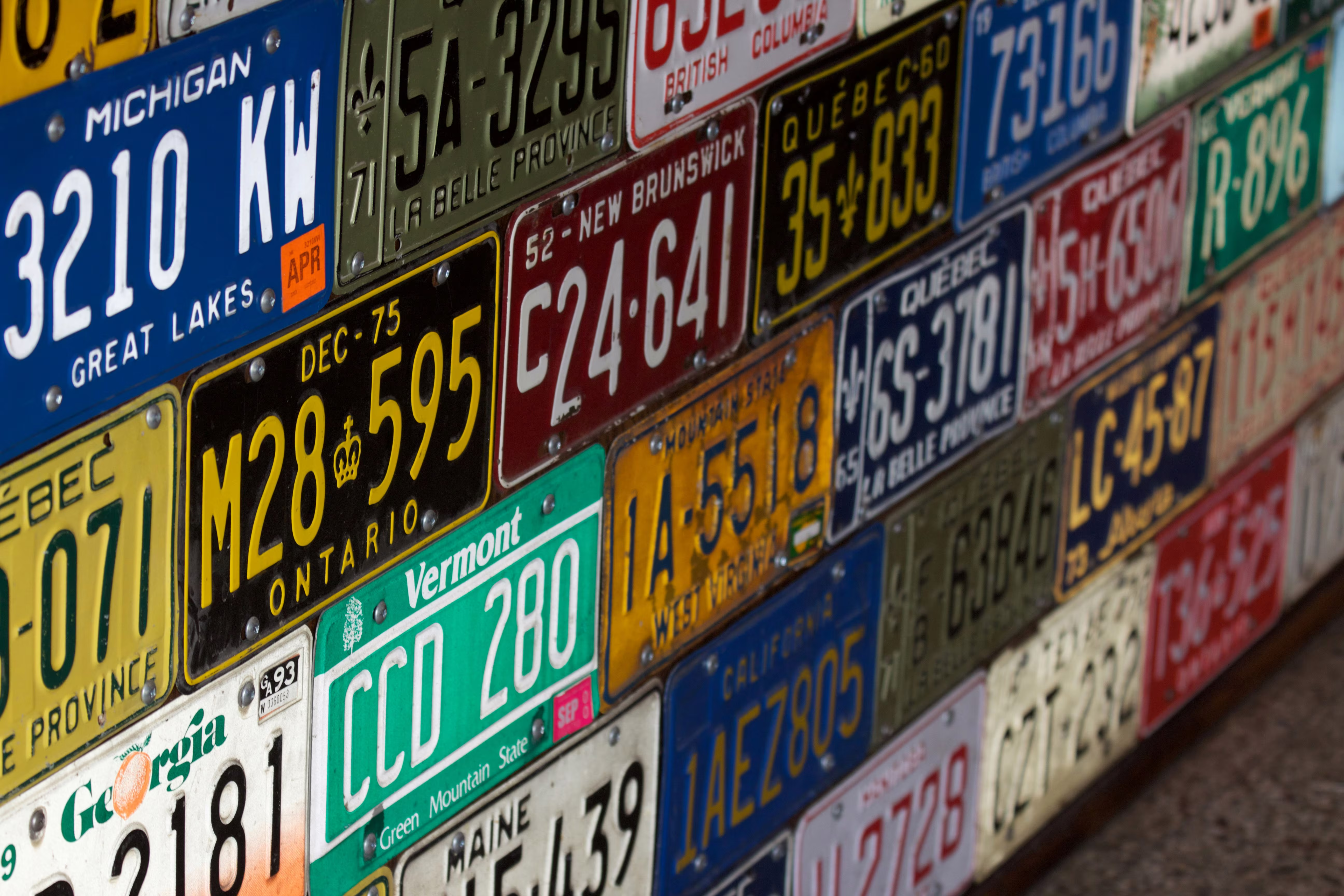 Czerwone tablice a auto z USA – kiedy są naprawdę potrzebne, a kiedy to tylko zbędny koszt?